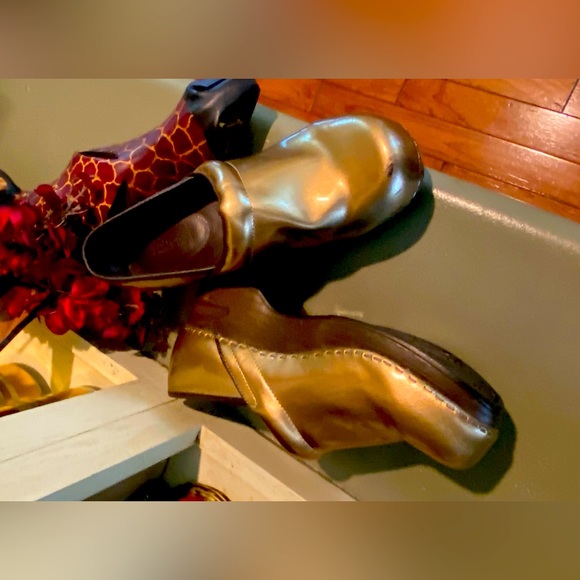 Croft & Barrow Metallic Gold Leather Crocs 8 - Picture 1 of 2